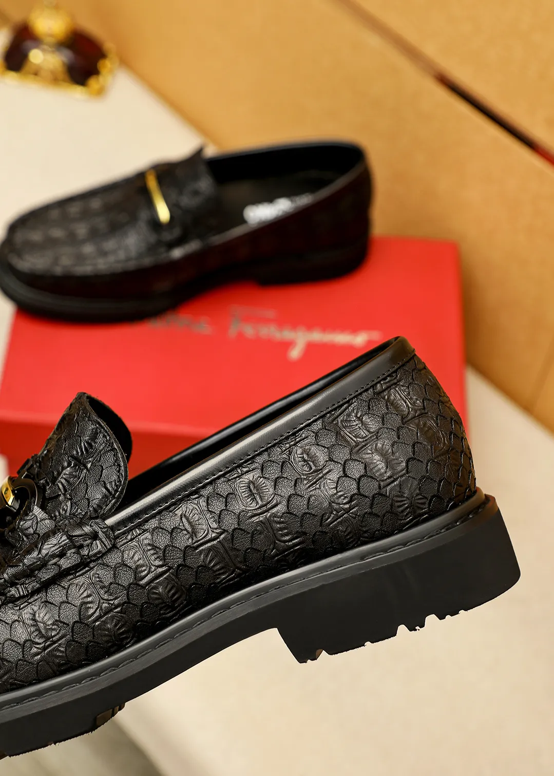 Men's shoes 💰520 💐 Product trademark: Ferragamo "Ferragamo" casual leather shoes Regular size: 38-44 (45.46🉑️customized) Product materials: Selected imported first-layer calfskin embossed upper + original hardware buckle, imported water-dyed cow leather lining. Strong three-dimensional visual effect, original outsole color: 1⃣️color optional